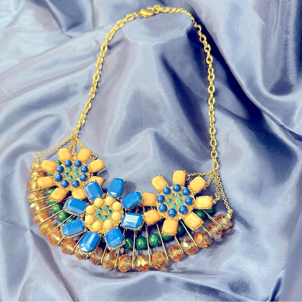 Vintage flower beaded gold tone necklace. - Picture 2 of 3